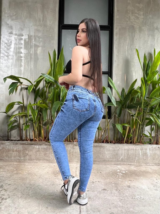 JEANS BRIONNY REALCE DE COLA (AZUL HIELO)